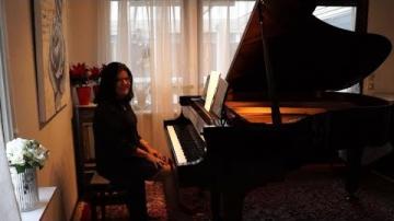 Marly Azevedo Andersson framför egna och klassiska pianostycken