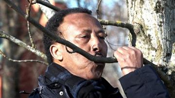 Abdi-Noor talar om Earth Week och läser dikter